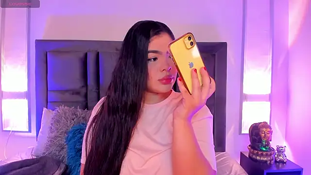 Snapshot of EmmaBecket2 chatting on 12/29/24, 04:27 EmmaBecket2 online show from 12/29/24, 04:27