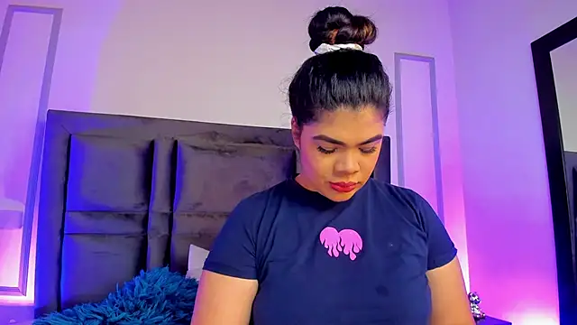 Snapshot of EmmaBecket2 chatting on 01/08/25, 04:02 EmmaBecket2 online show from 01/08/25, 04:02