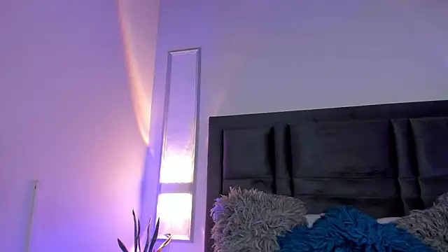 Snapshot of EmmaBecket2 chatting on 01/14/25, 03:22 EmmaBecket2 online show from 01/14/25, 03:22