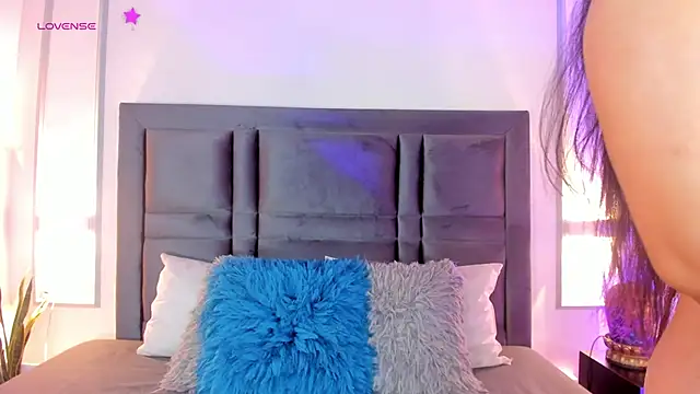 Snapshot of EmmaBecket2 chatting on 01/30/25, 03:44 EmmaBecket2 online show from 01/30/25, 03:44