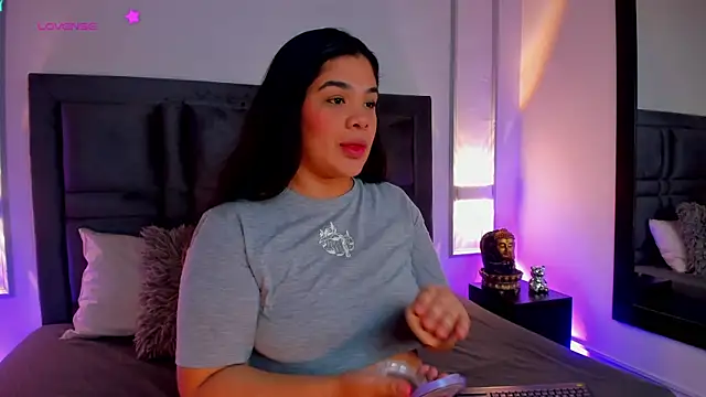 Snapshot of EmmaBecket2 chatting on 02/07/25, 03:45 EmmaBecket2 online show from 02/07/25, 03:45