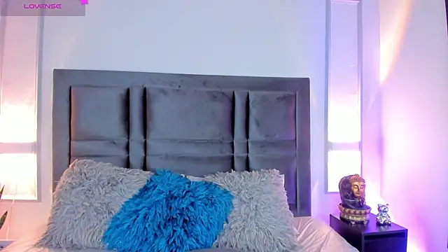 Snapshot of EmmaBecket2 chatting on 02/11/25, 03:40 EmmaBecket2 online show from 02/11/25, 03:40