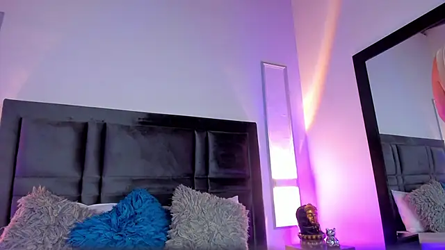 Snapshot of EmmaBecket2 chatting on 03/14/25, 04:32 EmmaBecket2 online show from 03/14/25, 04:32