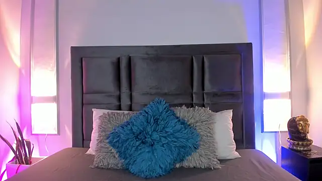 Snapshot of EmmaBecket2 chatting on 10/02/25, 12:34 EmmaBecket2 online show from 10/02/25, 12:34