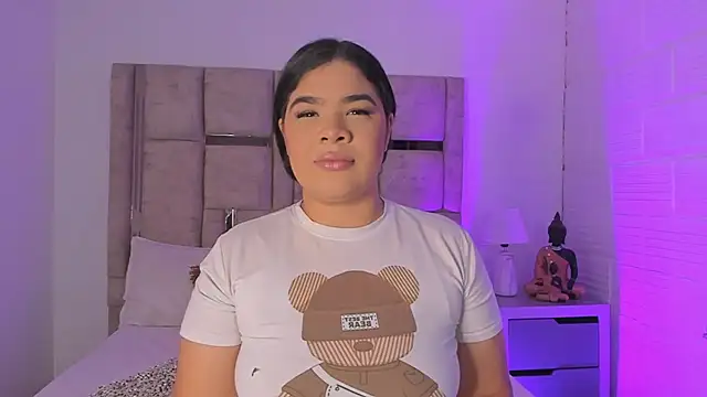 Snapshot of EmmaBecket2 chatting on 10/16/25, 12:39 EmmaBecket2 online show from 10/16/25, 12:39