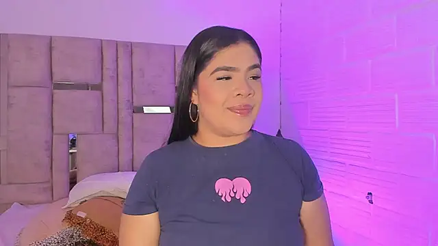 Snapshot of EmmaBecket2 chatting on 10/22/25, 04:46 EmmaBecket2 online show from 10/22/25, 04:46