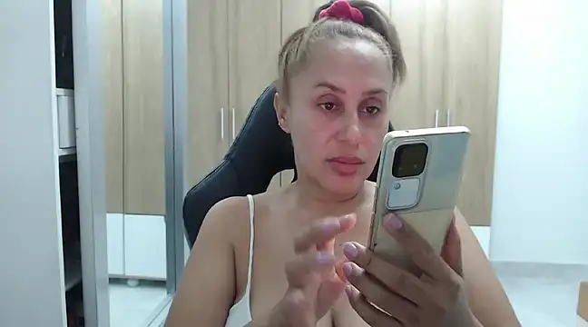 RoxanaLove9 online show from 12/24/24, 11:22