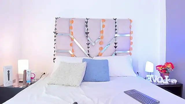 Snapshot of Thayler_jones chatting on 10/31/25, 11:22 Thayler jones online show from 10/31/25, 11:22