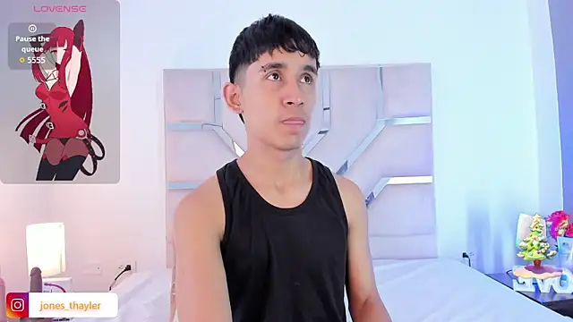 Snapshot of Thayler_jones chatting on 12/15/25, 11:36 Thayler jones online show from 12/15/25, 11:36