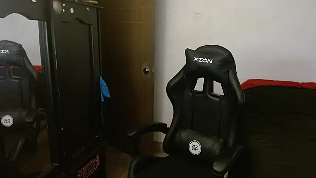 Snapshot of kv___xxx_ chatting on 09/24/25, 10:35 kv xxx online show from 09/24/25, 10:35