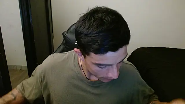 Snapshot of kv___xxx_ chatting on 10/26/25, 01:33 kv xxx online show from 10/26/25, 01:33