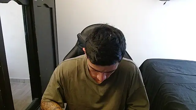 Snapshot of kv___xxx_ chatting on 10/26/25, 04:46 kv xxx online show from 10/26/25, 04:46