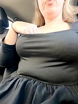 Snapshot of uber_babe chatting on 12/18/25, 11:38 uber babe online show from 12/18/25, 11:38