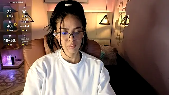 Snapshot of AlessiaVal_ chatting on 10/02/25, 02:13 AlessiaVal online show from 10/02/25, 02:13