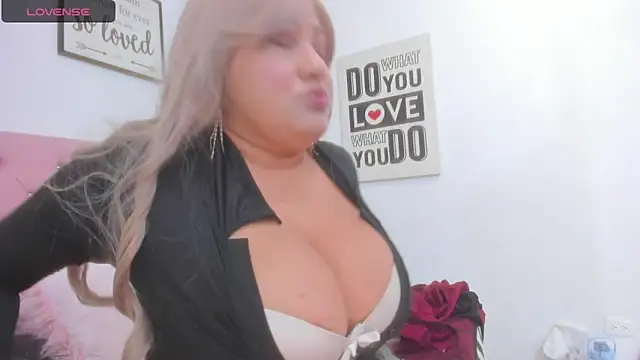 Snapshot of michell_taylor__ chatting on 10/29/25, 02:14 michell taylor online show from 10/29/25, 02:14