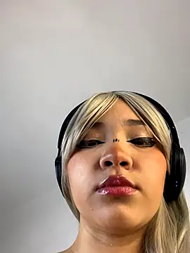 MadelineBenet online show from 11/28/25, 02:58