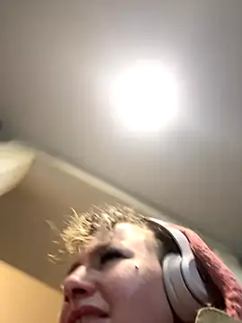 Snapshot of sluttysmiley chatting on 12/14/25, 08:41 sluttysmiley online show from 12/14/25, 08:41