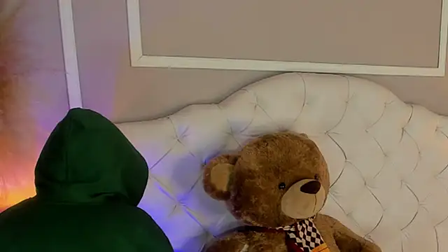 Snapshot of scarlet_hill chatting on 12/29/24, 07:00 scarlet hill online show from 12/29/24, 07:00