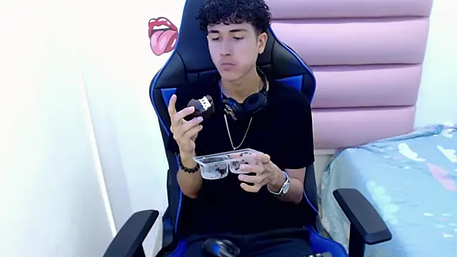 johnny cagee online show from 12/04/24, 03:37