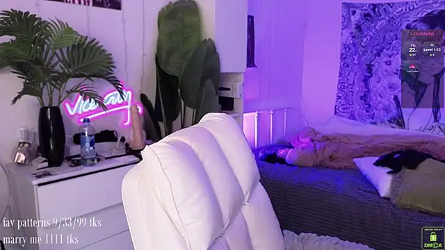 Snapshot of violetviolator chatting on 10/18/25, 04:26 violetviolator online show from 10/18/25, 04:26