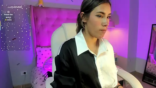  Sophie  miller online show from 11/18/25, 07:07