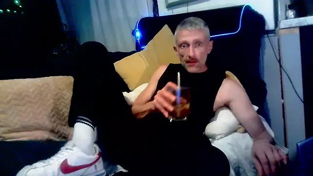 Snapshot of unclestefansdick chatting on 09/28/25, 12:05 unclestefansdick online show from 09/28/25, 12:05