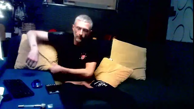 Snapshot of unclestefansdick chatting on 09/30/25, 08:47 unclestefansdick online show from 09/30/25, 08:47