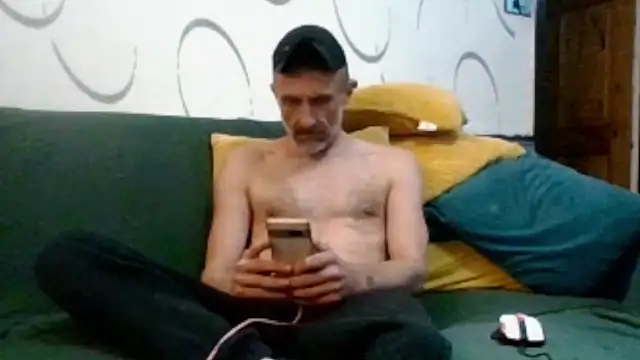 Snapshot of unclestefansdick chatting on 10/25/25, 04:24 unclestefansdick online show from 10/25/25, 04:24