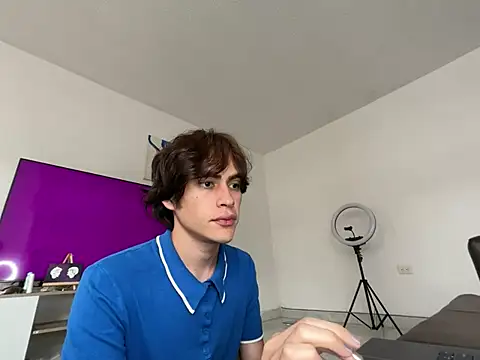 Snapshot of Ne0nn chatting on 01/01/25, 09:31 Ne0nn online show from 01/01/25, 09:31