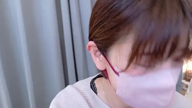 Snapshot of Risa_06 chatting on 11/18/25, 12:42 Risa 06 online show from 11/18/25, 12:42