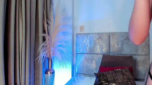 DannaHadid online show from 02/11/25, 06:33