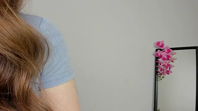 Lilly Colins online show from 12/16/24, 01:32
