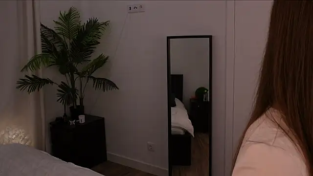 Lilly Colins online show from 01/06/25, 08:07