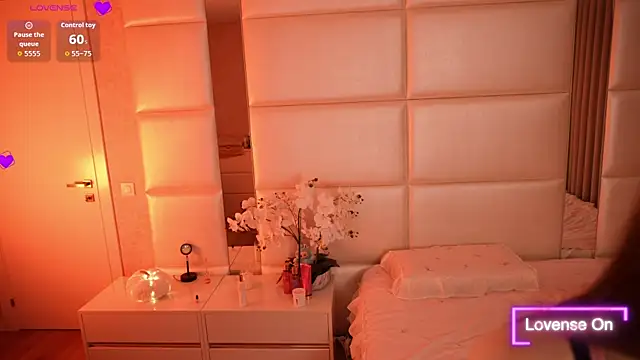 Lilly Colins online show from 10/23/25, 06:50