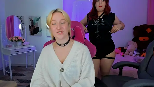 Snapshot of NielletaBlossom chatting on 10/12/25, 02:43 NielletaBlossom online show from 10/12/25, 02:43