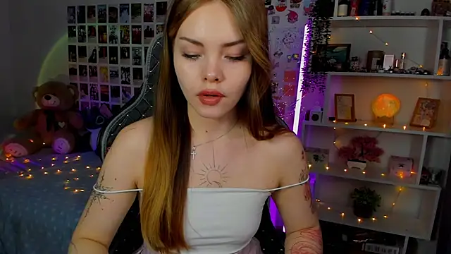 Snapshot of AkiraKatsu chatting on 09/29/25, 12:21 AkiraKatsu online show from 09/29/25, 12:21