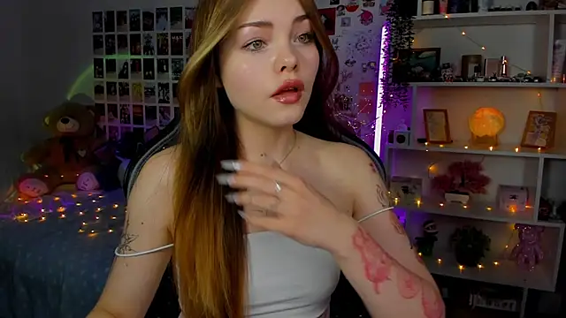 Snapshot of AkiraKatsu chatting on 10/13/25, 10:59 AkiraKatsu online show from 10/13/25, 10:59