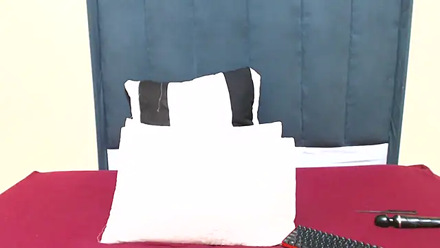 kittykhloe22 online show from 03/13/25, 07:06