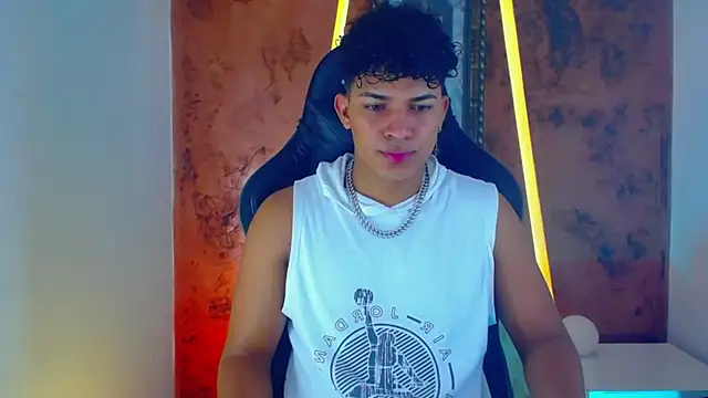 jamescurli  online show from 02/01/25, 04:24