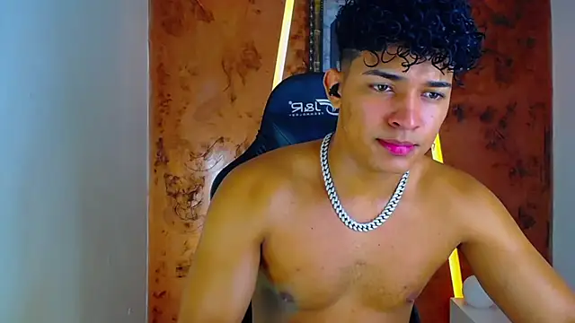 jamescurli  online show from 02/01/25, 07:26