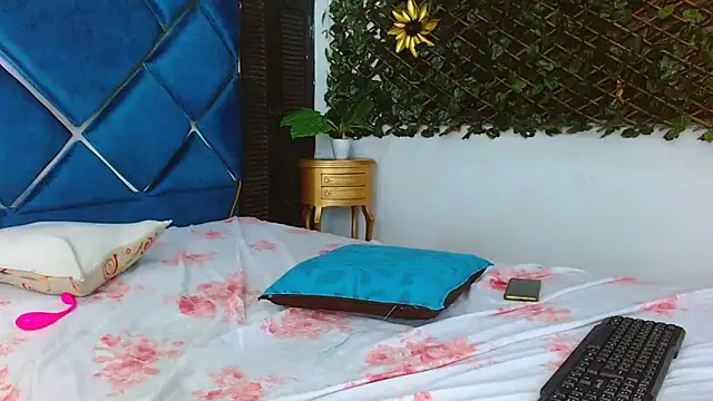 Snapshot of EstrellaRuizz chatting on 10/12/25, 02:54 EstrellaRuizz online show from 10/12/25, 02:54