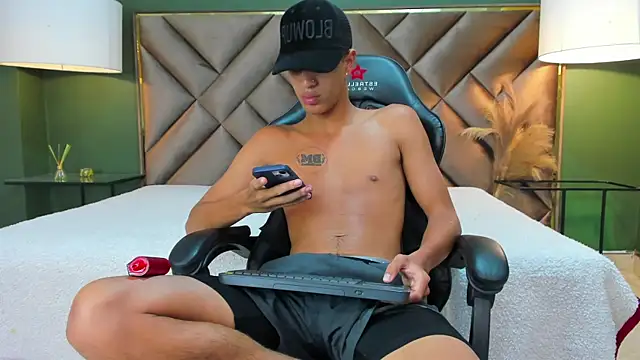 Tyler Rodriguez online show from 09/30/25, 11:10