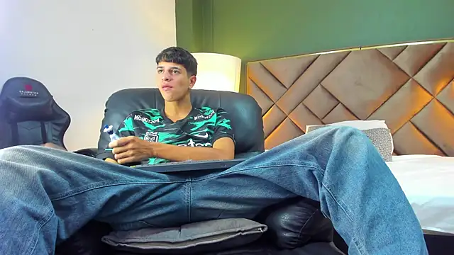 Tyler Rodriguez online show from 10/31/25, 02:01