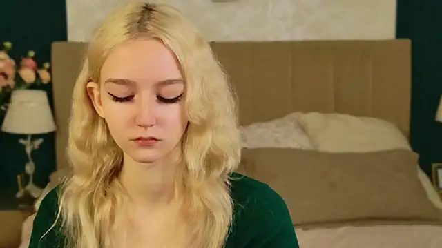 Snapshot of NaomiLoys chatting on 11/07/25, 10:48 NaomiLoys online show from 11/07/25, 10:48