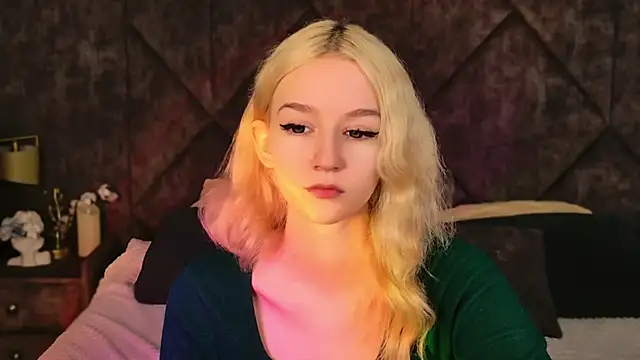 Snapshot of NaomiLoys chatting on 11/08/25, 10:37 NaomiLoys online show from 11/08/25, 10:37