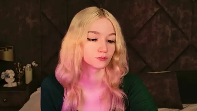 Snapshot of NaomiLoys chatting on 11/09/25, 10:35 NaomiLoys online show from 11/09/25, 10:35