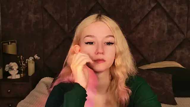 Snapshot of NaomiLoys chatting on 11/10/25, 10:36 NaomiLoys online show from 11/10/25, 10:36