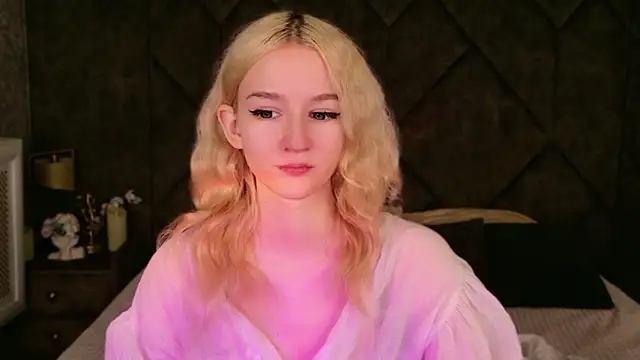 Snapshot of NaomiLoys chatting on 11/14/25, 10:58 NaomiLoys online show from 11/14/25, 10:58