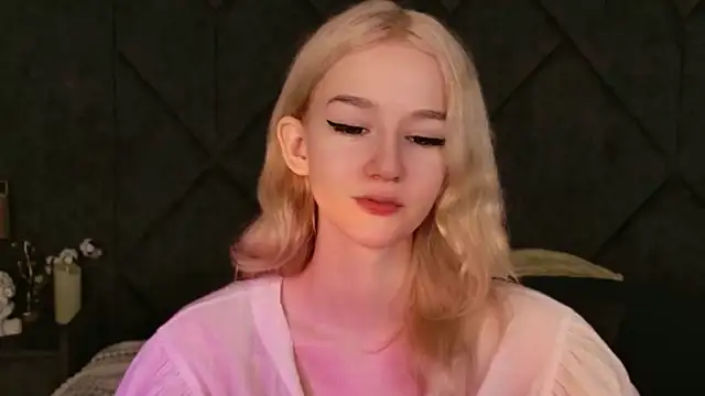 Snapshot of NaomiLoys chatting on 11/16/25, 10:54 NaomiLoys online show from 11/16/25, 10:54