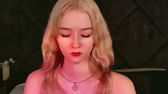 Snapshot of NaomiLoys chatting on 11/18/25, 10:52 NaomiLoys online show from 11/18/25, 10:52